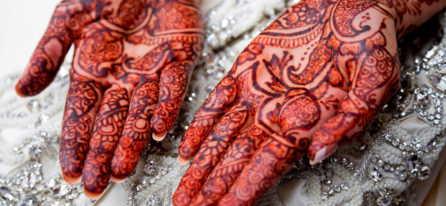 Mehndi Artist Service at Home